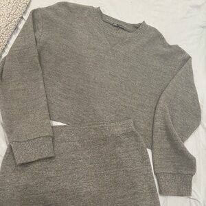 Set skirt and crewneck. Almost new used ones.